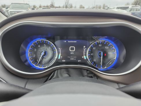 Used 2018 Chrysler Pacifica Touring-L Plus w/ Tire & Wheel Group image 29