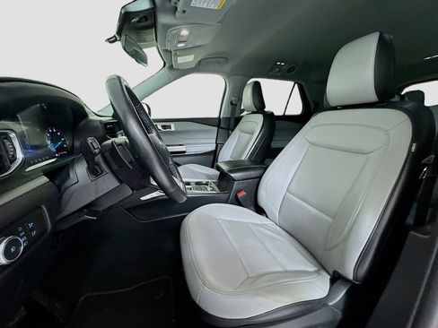 Used 2021 Ford Explorer XLT w/ Equipment Group 202A image 9