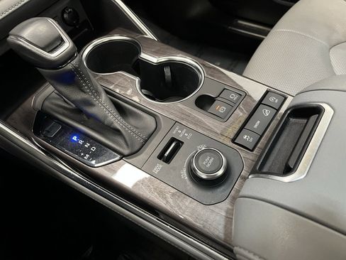 Used 2022 Toyota Highlander Platinum image 7