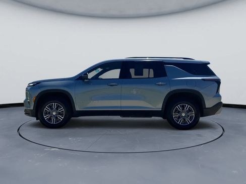 Used 2026 Chevrolet Traverse LT AWD/4WD image 2
