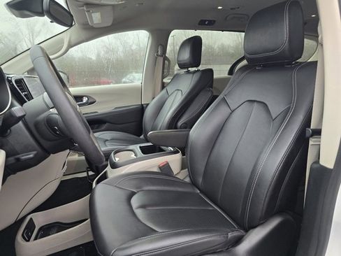 Used 2024 Chrysler Pacifica Touring-L image 10