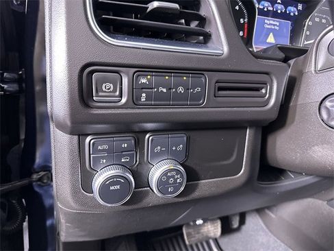 Used 2021 GMC Yukon XL SLT w/ SLT Premium Package image 18