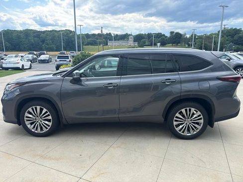 Used 2024 Toyota Highlander Platinum AWD/4WD image 4