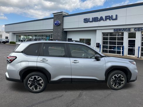 Used 2025 Subaru Forester Premium image 8