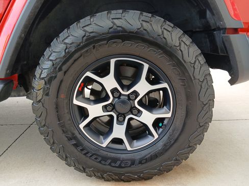 Used 2019 Jeep Wrangler Unlimited Sahara w/ Quick Order Package 24M Moab AWD/4WD image 19