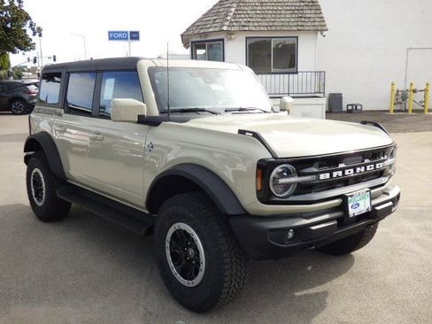 New 2025 Ford Bronco Outer Banks w/ Sasquatch Package image 1