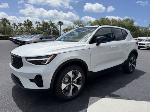 New 2026 Volvo XC40 B5 Plus w/ Climate Package AWD/4WD image 7