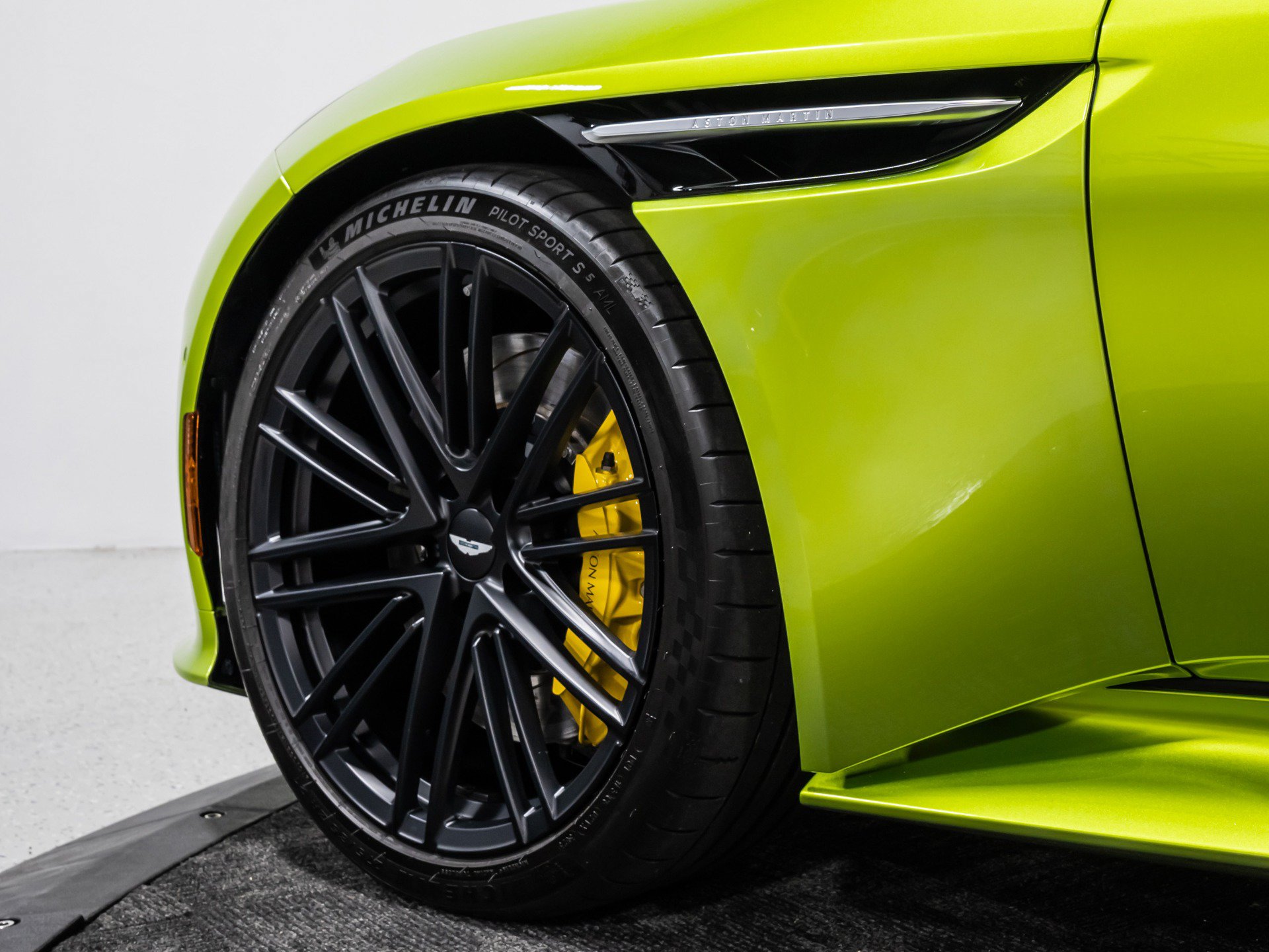 Used 2024 Aston Martin DB12 Coupe RWD image 25