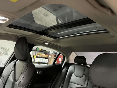 Used 2023 Volvo S60 B5 Plus image 12