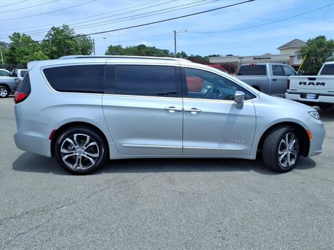 Used 2024 Chrysler Pacifica Pinnacle w/ Trailer Tow Group AWD/4WD image 3