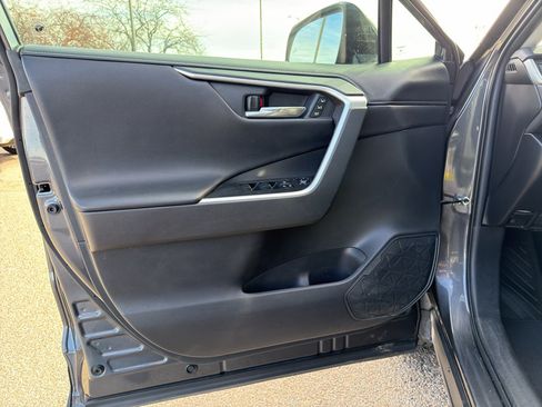 Used 2019 Toyota RAV4 Limited image 9