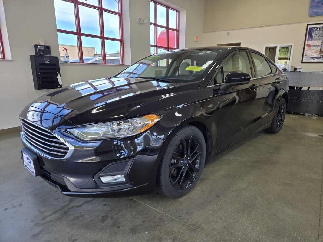 Used 2020 Ford Fusion SE w/ Equipment Group 151A FWD image 2