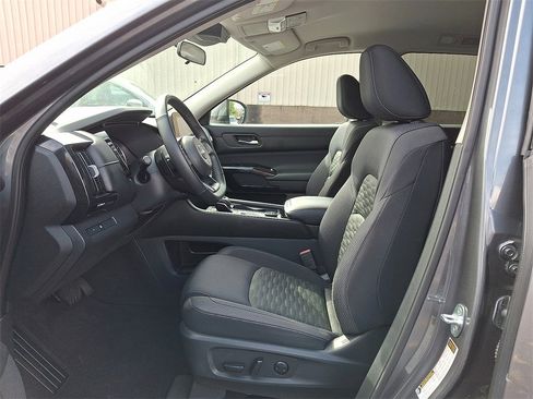 Used 2022 Nissan Pathfinder SV image 3