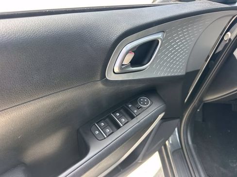 Certified 2025 Kia Soul LX w/ LX Technology Package FWD image 16