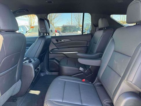 Used 2025 Chevrolet Traverse LT image 11