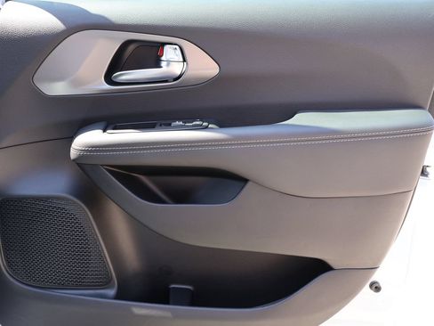 New 2026 Chrysler Pacifica Select FWD image 7
