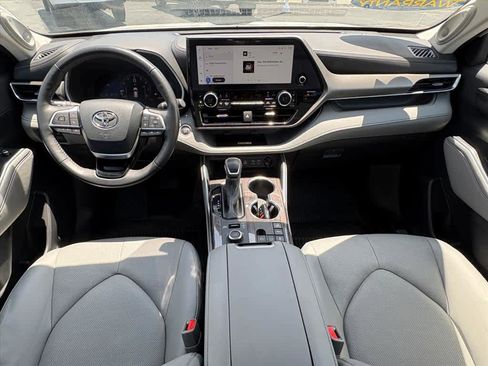 Used 2024 Toyota Highlander Limited AWD/4WD image 11