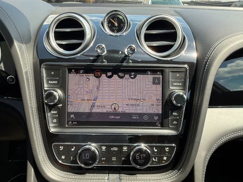 Used 2018 Bentley Bentayga Onyx Edition AWD/4WD image 30