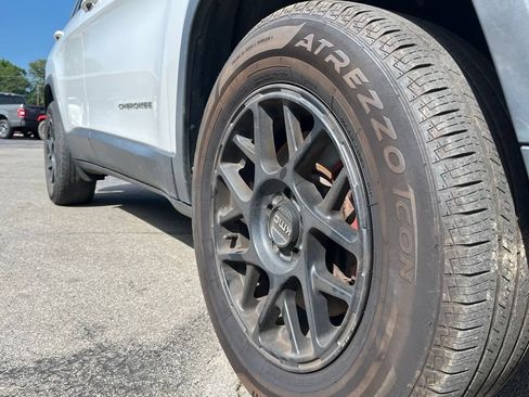 Used 2019 Jeep Cherokee Latitude w/ Popular Appearance Group AWD/4WD image 10