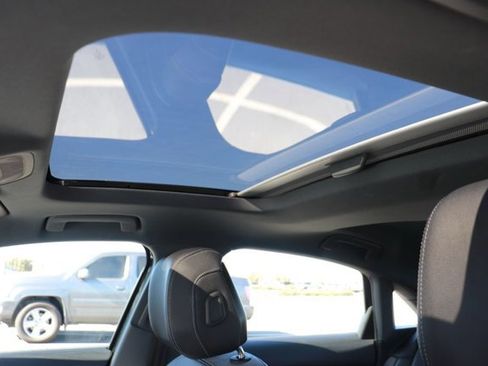 Used 2025 Hyundai Venue SEL image 24