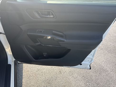 Used 2024 Nissan Pathfinder S image 36