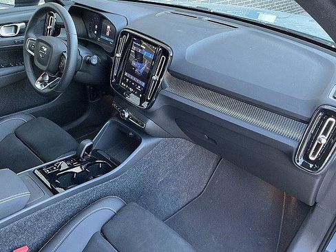 Certified 2025 Volvo XC40 B5 Plus AWD/4WD image 21