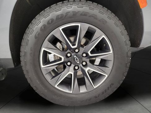 Used 2021 Chevrolet Tahoe Z71 w/ Luxury Package AWD/4WD image 3