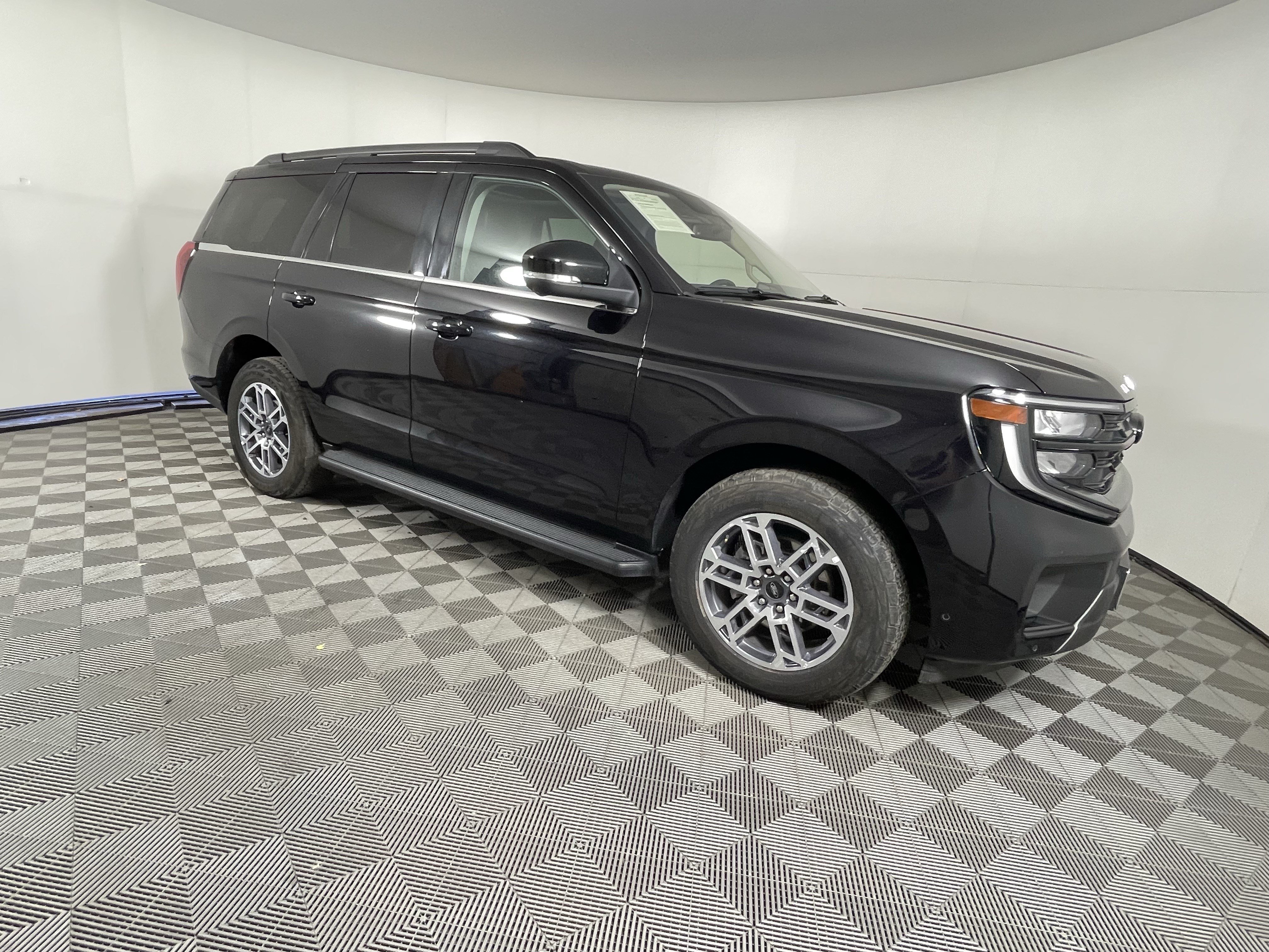 Used 2025 Ford Expedition Active AWD/4WD image 7
