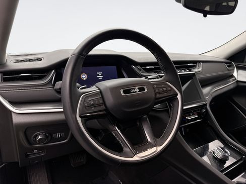 Used 2022 Jeep Grand Cherokee Laredo w/ Luxury Tech Group I image 10