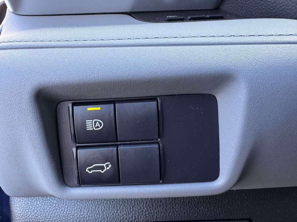 Used 2022 Toyota Highlander XLE AWD/4WD image 21