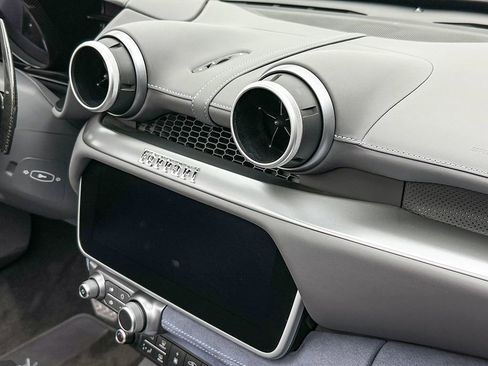 Used 2019 Ferrari Portofino RWD image 17