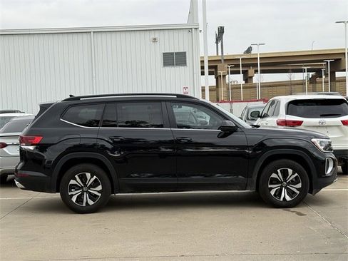 Used 2025 Volkswagen Atlas SE image 3