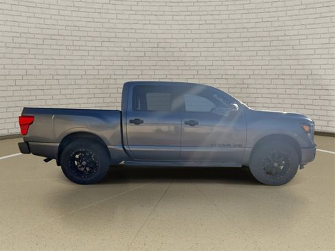 Used 2018 Nissan Titan SV w/ SV Convenience Package image 4