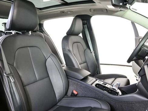 Certified 2025 Volvo XC40 B5 Plus image 21