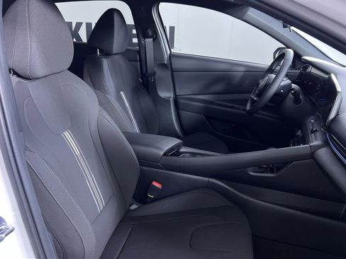 Used 2025 Hyundai Elantra SEL image 25