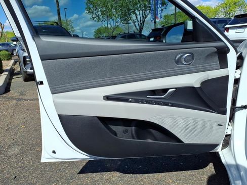 Certified 2025 Hyundai Elantra Limited image 18