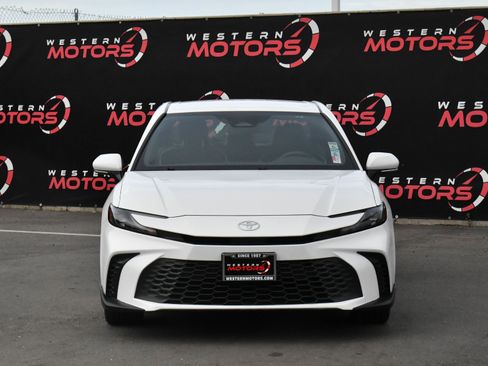 Used 2025 Toyota Camry SE image 2