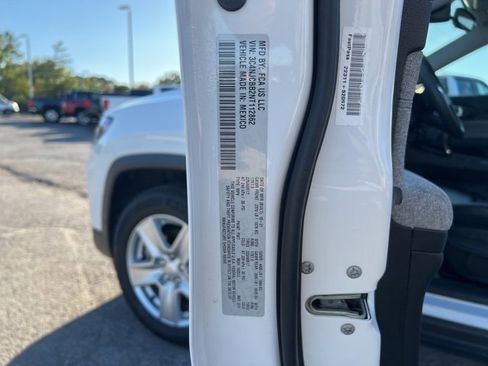 Used 2022 Jeep Compass Latitude image 30