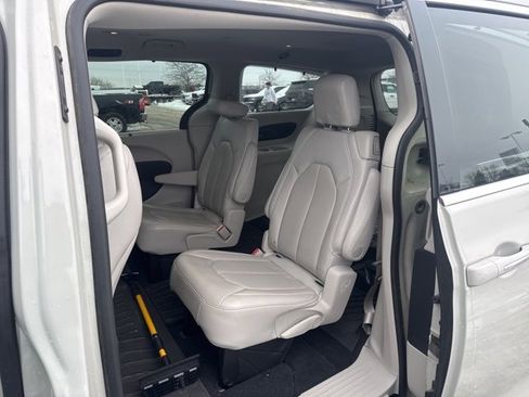 Used 2021 Chrysler Pacifica Touring-L w/ Premium & Safety Sphere Group image 11