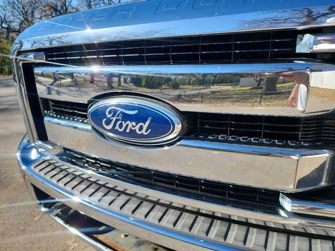 Used 2011 Ford F250 Lariat w/ Lariat Interior Pkg image 3