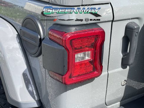 Used 2018 Jeep Wrangler Unlimited Sahara AWD/4WD image 7