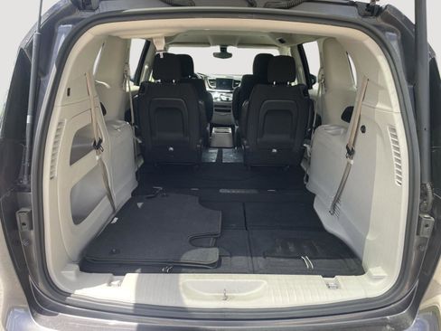 Used 2017 Chrysler Pacifica Touring FWD image 24