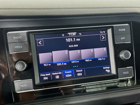 Used 2024 Volkswagen Jetta SE image 21