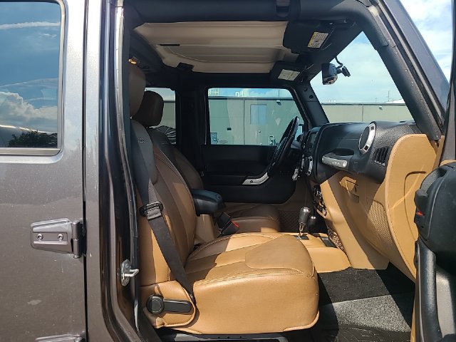 Used 2016 Jeep Wrangler Unlimited Sahara w/ Dual Top Group AWD/4WD image 26