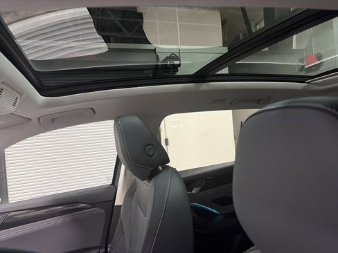 Certified 2025 Volkswagen Tiguan SE image 12