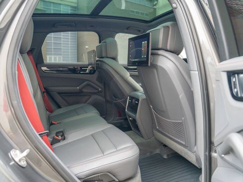 Used 2023 Porsche Cayenne image 26