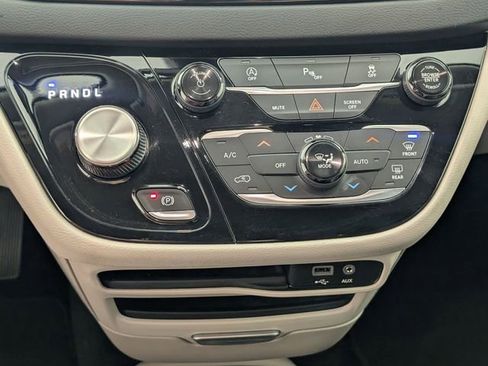 Used 2019 Chrysler Pacifica Touring-L FWD image 21