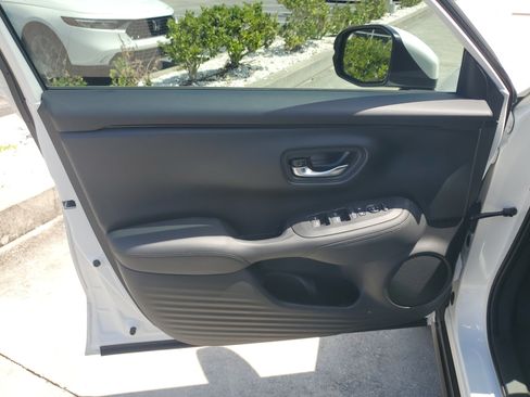 Used 2025 Honda HR-V LX image 21