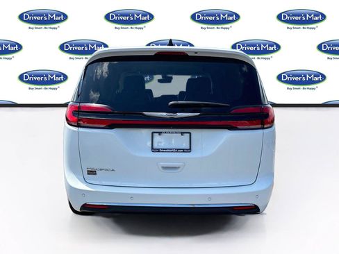 Used 2023 Chrysler Pacifica Touring-L FWD image 6