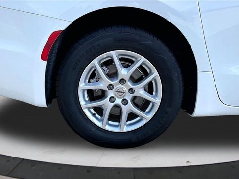 Certified 2023 Chrysler Pacifica Touring-L FWD image 35
